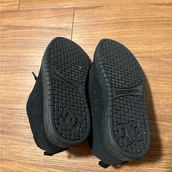 DC Men's Black Sneakers - Picture 4 of 4